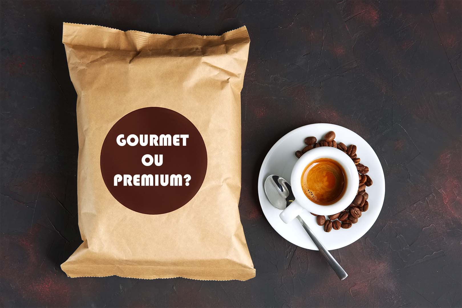 saco de café ao lado de uma xícara de café