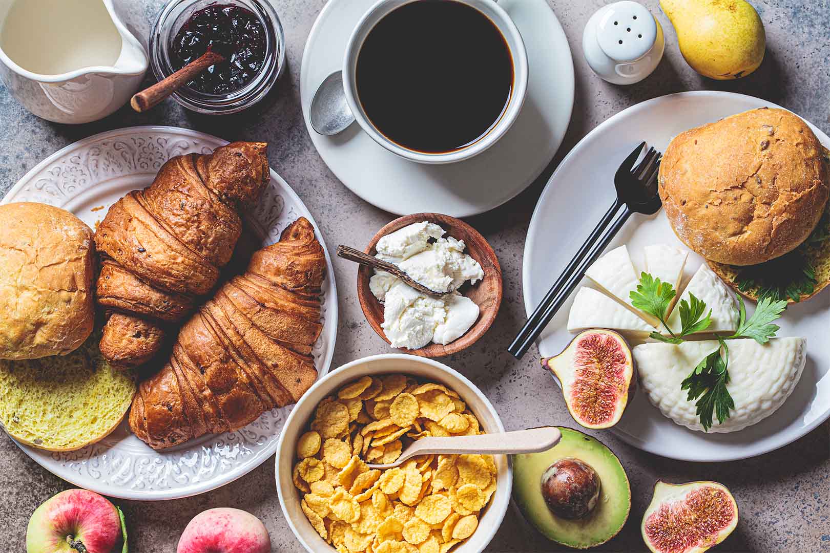 mesa com alimentos típicos do café da manhã